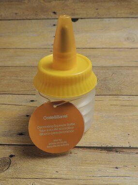 Crate & Barrel Decorating Squeeze Bottle Star Tip NEW with Tags